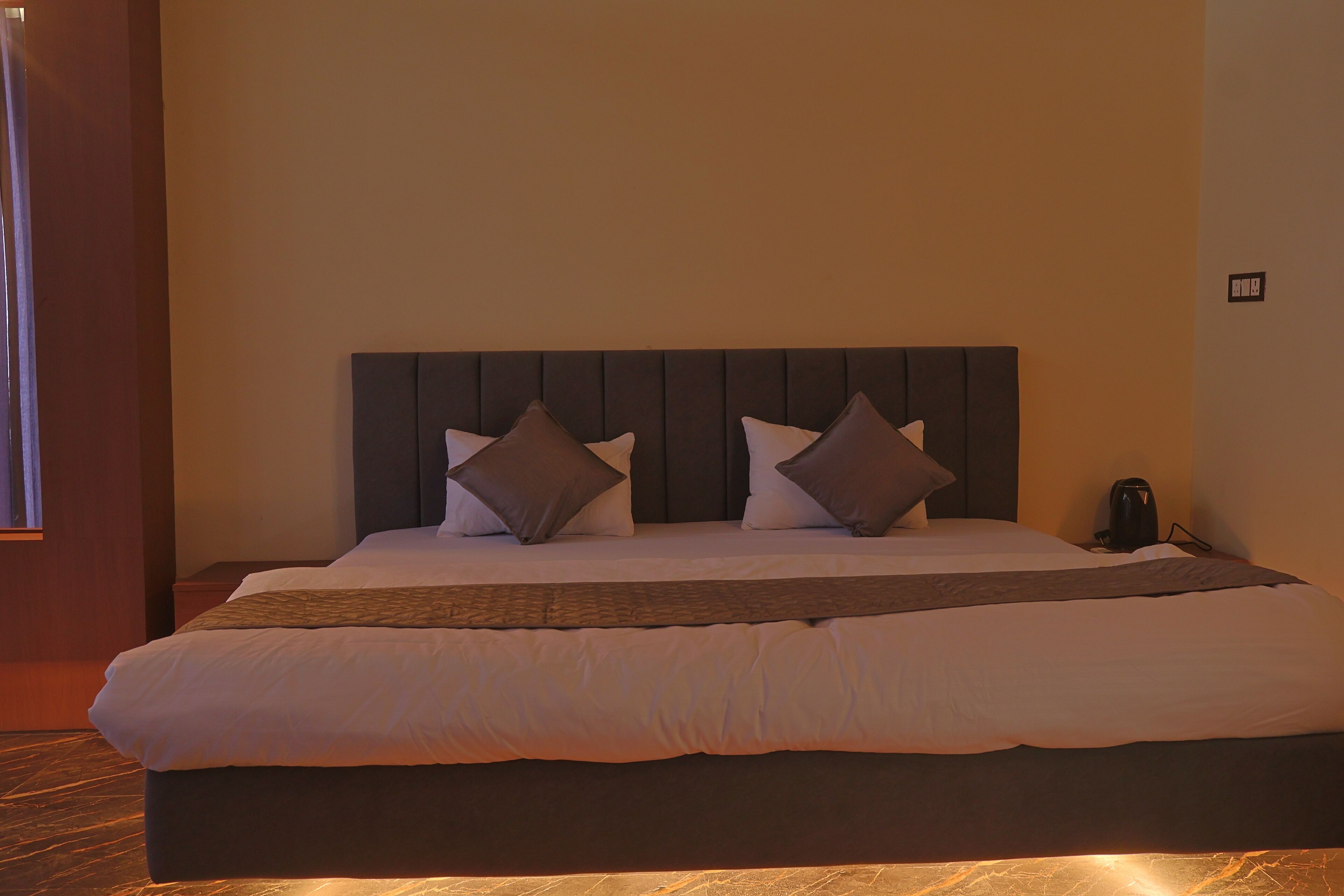 ملاءات من القطن المصري وأغطية فراش متميزة ومكتب