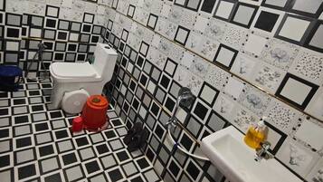 Rom – superior | Bad | Dusj, regndusjhode og håndklær