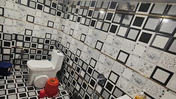 Habitación superior | Baño | Regadera, regadera tipo lluvia, toallas