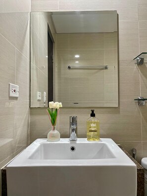 Ducha, secador de pelo, bidet, toallas