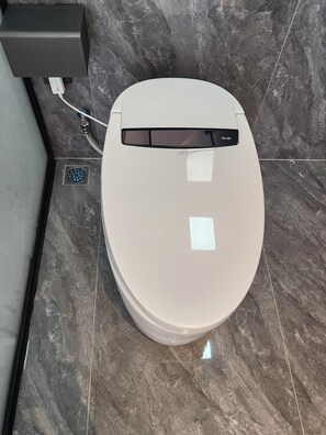 Comfort Double Room, City View | Bathroom | Free toiletries, shampoo, toilet paper