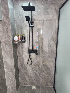 Comfort Double Room, City View | Bathroom | Free toiletries, shampoo, toilet paper