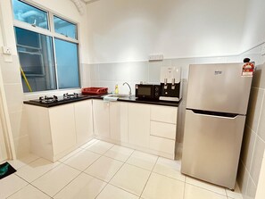 Basic Apartment | Private kitchen | Microwave, cookware/dishes/utensils