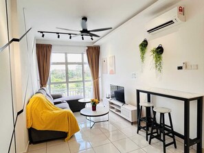 Basic Apartment | Living area