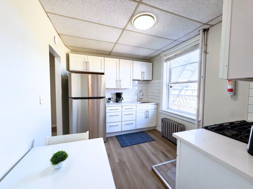 3BR Smart Home Apartment • Sleeps 11 • 20 Min to Times Sq