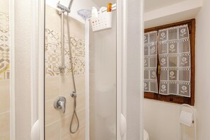 Haartrockner, Handtücher, Seife, Toilettenpapier