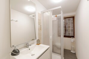 Haartrockner, Handtücher, Seife, Toilettenpapier