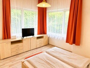 3 bedrooms, iron/ironing board, WiFi, bed sheets