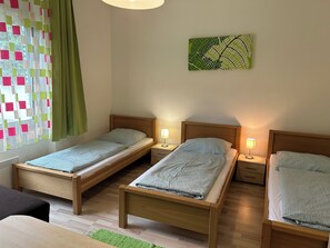 3 habitaciones, tabla de planchar con plancha, wifi y ropa de cama