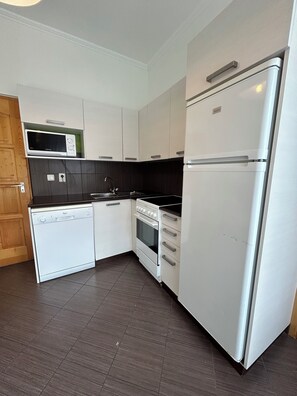Microondas, horno, placa de cocina, lavavajillas