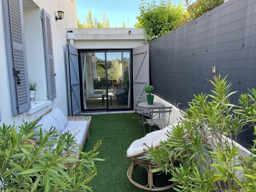 Guest House at the foot of the Marseilles hills in Marcel Pagnol's village