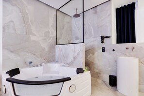 Apartamento | Baño | Bañera, secador de pelo, toallas y jabón