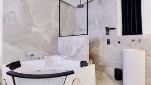 A modern bathroom with a large bathtub, a separate shower area, and a toilet. - Suberb Suite With Jacuzzi Le Marais Beaubourg (Paris)