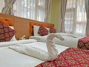 Deluxe kamer, 1 twee- of 2 eenpersoonsbedden, uitzicht op de stad | Geluiddichte muren, gratis wifi