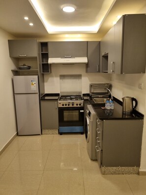 Microwave, cookware/dishes/utensils