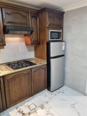 Microwave, cookware/dishes/utensils
