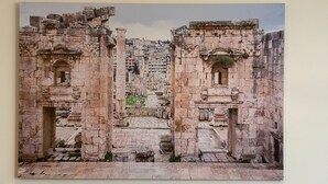 Un edificio histórico con arquitectura de piedra antigua, que presenta columnas y arcos.