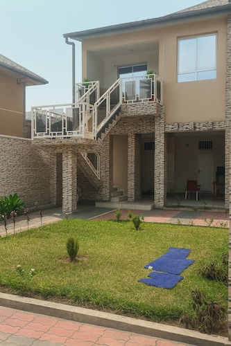 Gemütliches Gästezimmer in Kinshasa mit Balkon und teilweiser Klimaanlage