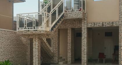 Gemütliches Gästezimmer in Kinshasa mit Balkon und teilweiser Klimaanlage