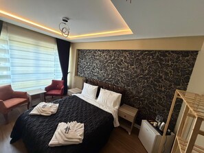 Deluxe kamer, uitzicht op stad | Een bureau, een laptopwerkplek, gratis wifi, beddengoed