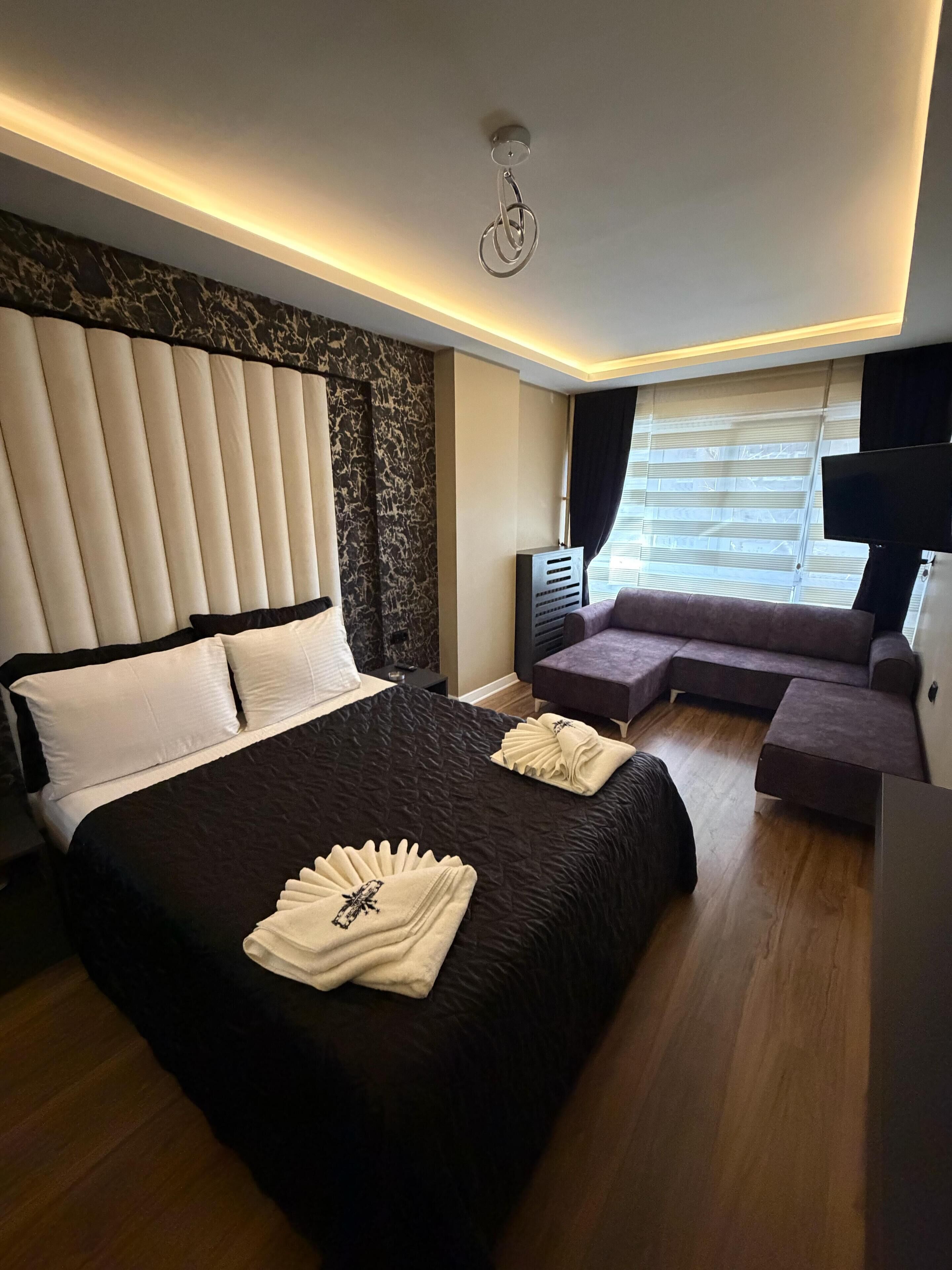 Escritorio, espacio para trabajar con laptop y wifi gratis 