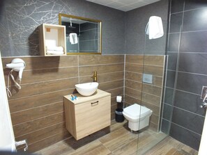 Camera Deluxe, vista città | Bagno | Set di cortesia gratuito, asciugacapelli, asciugamani, sapone