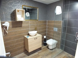 Camera Deluxe, vista città | Bagno | Set di cortesia gratuito, asciugacapelli, asciugamani, sapone