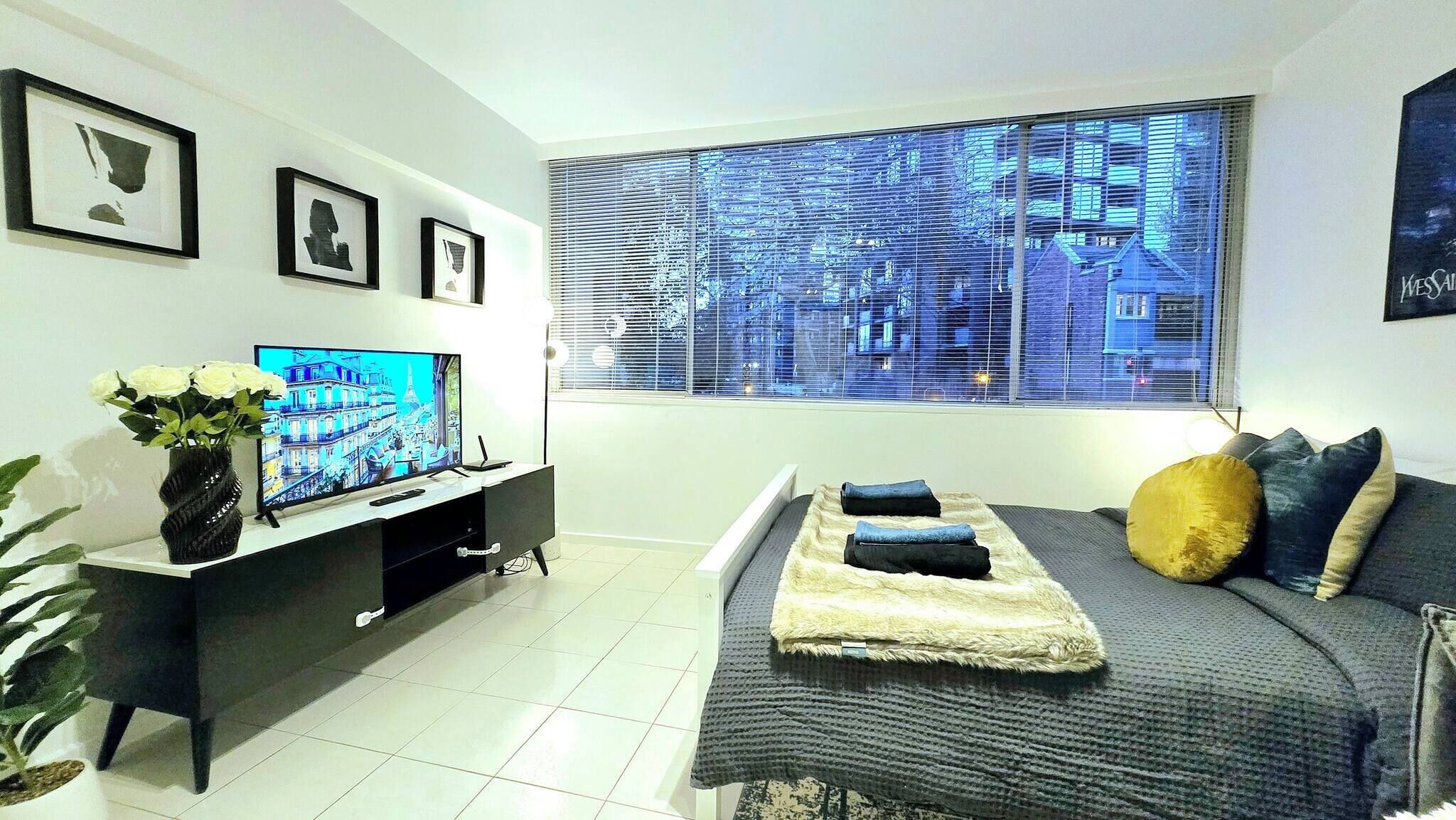 Tabla de planchar con plancha, internet y ropa de cama 