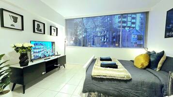 Tabla de planchar con plancha, internet y ropa de cama