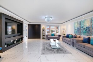 Lobby - Stunning 5 Bedroom, 3 Bathroom Home in Windsor (Windsor)