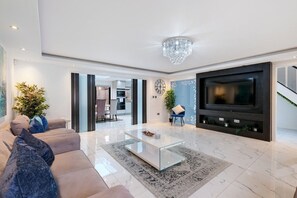 TV - Stunning 5 Bedroom, 3 Bathroom Home in Windsor (Windsor)