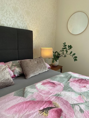 Tabla de planchar con plancha, wifi y ropa de cama