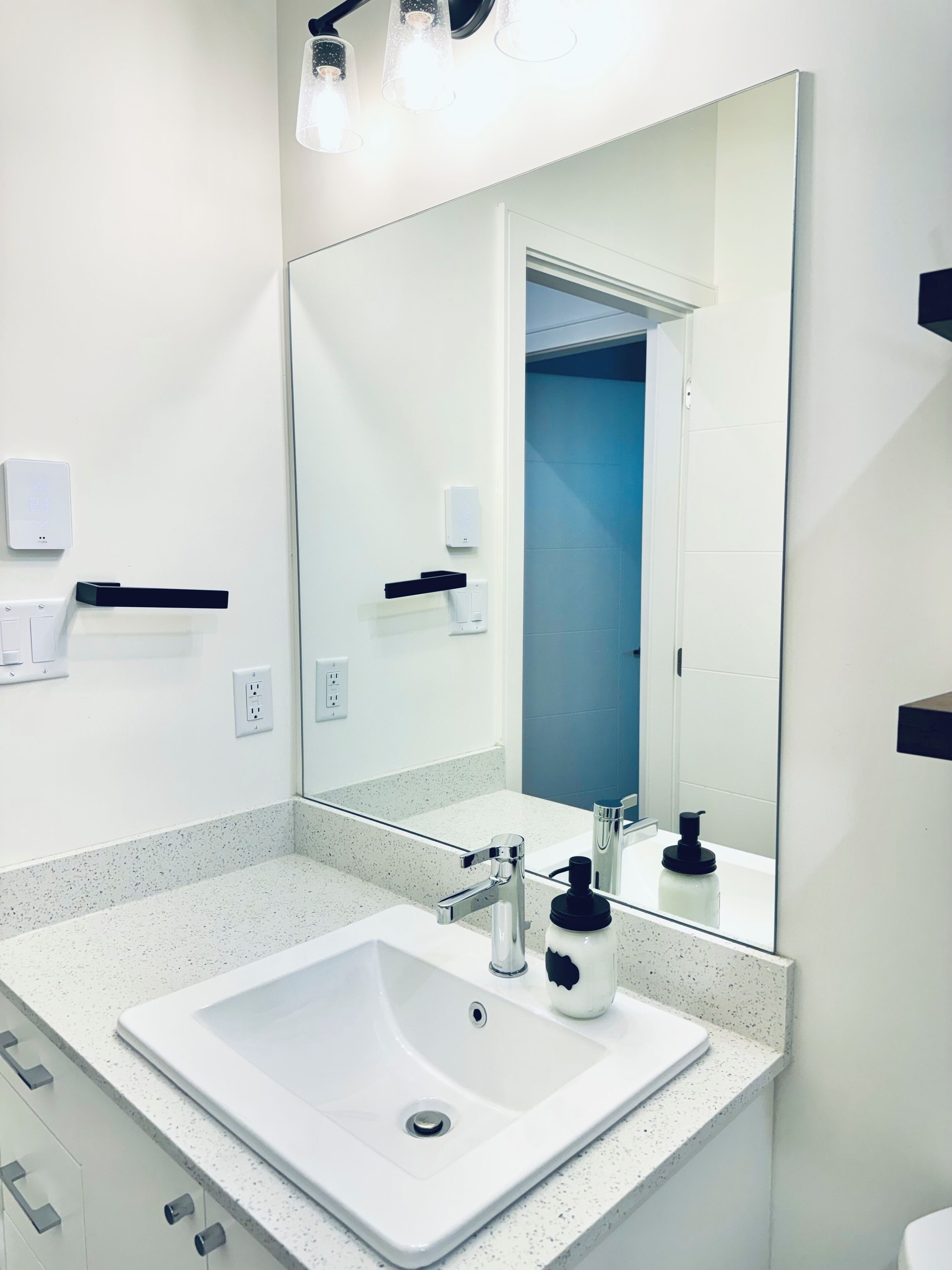 Sèche-cheveux, serviettes fournies, savon, papier toilette