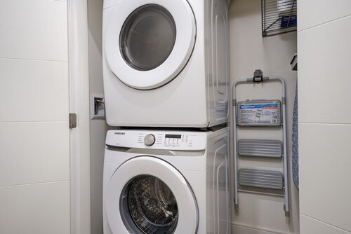 NEW 2BR Victoria Suite: Family, Pet, Work-Friendly
