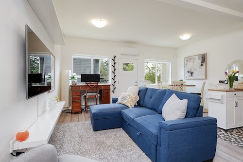 NEW 2BR Victoria Suite: Family, Pet, Work-Friendly