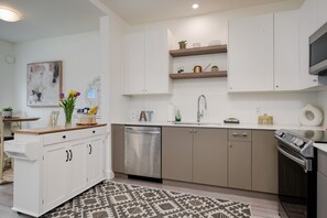 Microondas, horno, placa de cocina y lavavajillas