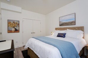 2 bedrooms, iron/ironing board, WiFi, bed sheets - NEW 2BR Victoria Suite: Family, Pet, Work-Friendly (Colwood)