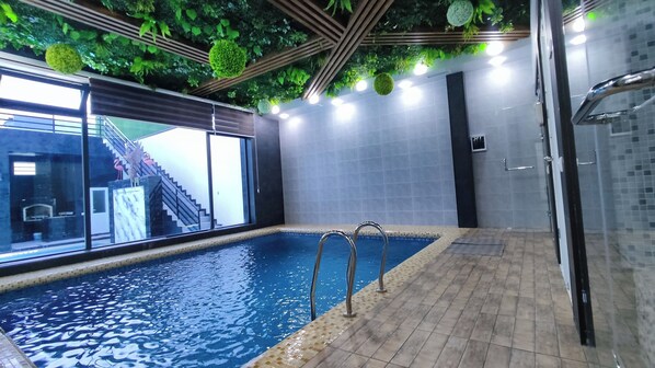 Piscina interna, piscina externa sazonal, espreguiçadeiras