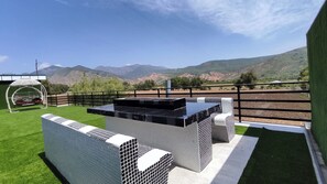 Vila, vista para a colina | Terraço/pátio
