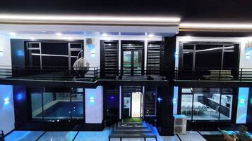 Vista frontal de la propiedad