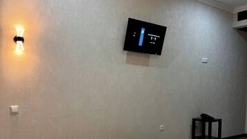 7 bedrooms, iron/ironing board, WiFi, bed sheets