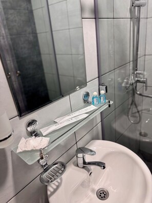 Haartrockner, Handtücher, Seife, Toilettenpapier