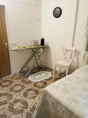 Silitysrauta/-lauta, Wi-Fi, vuodevaatteet