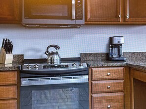 Refrigerador, microondas, horno y lavavajillas 