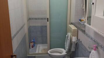 Chuveiro, secador de cabelo, bidê, toalhas de banho