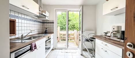 Fridge, oven, dishwasher, cookware/dishes/utensils