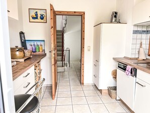 Fridge, oven, dishwasher, cookware/dishes/utensils