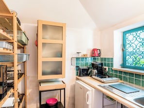 Fridge, cookware/dishes/utensils