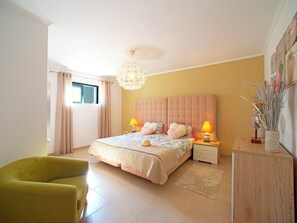1 bedroom, desk, Internet