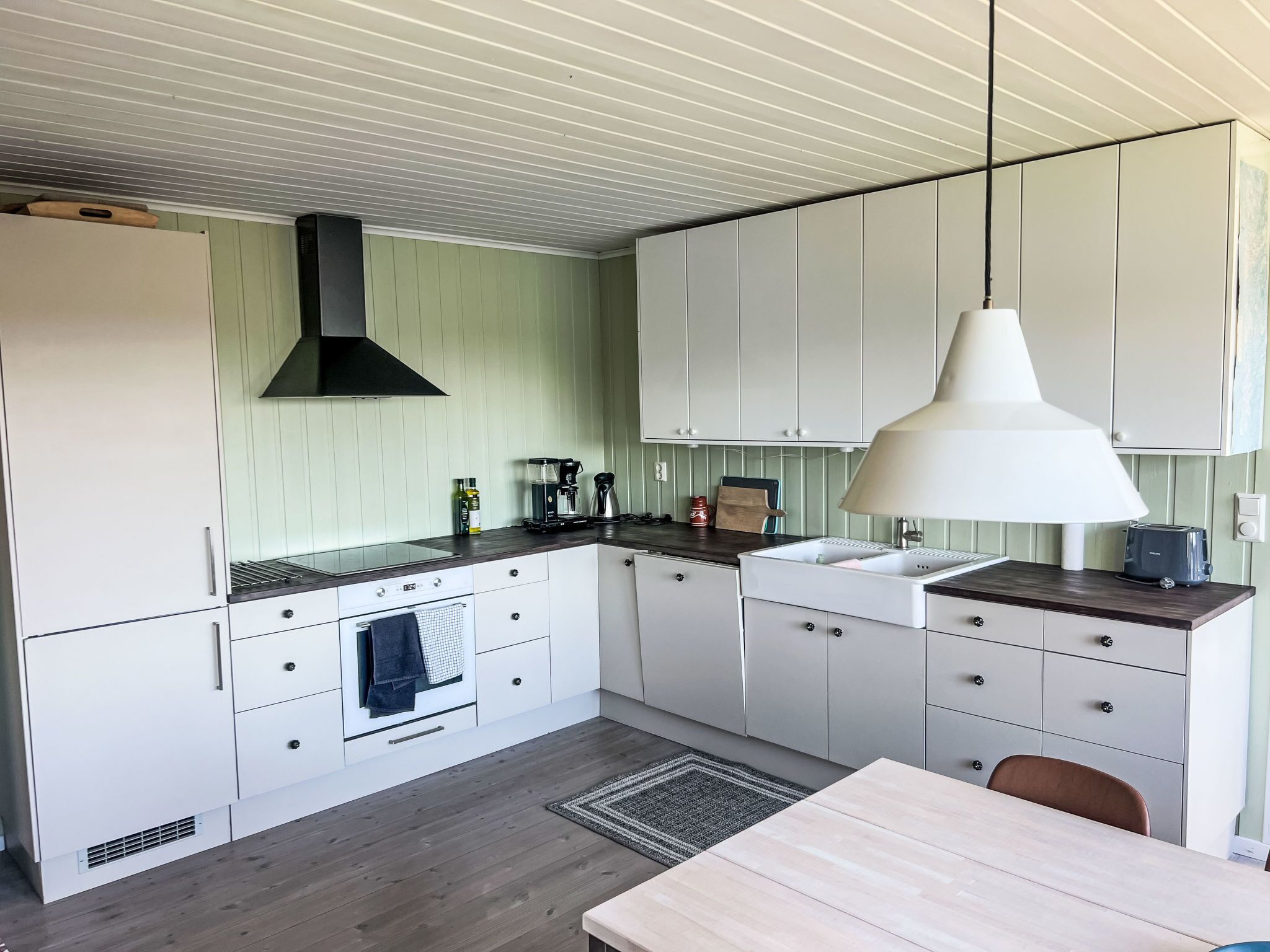 Fridge, oven, dishwasher, cookware/dishes/utensils